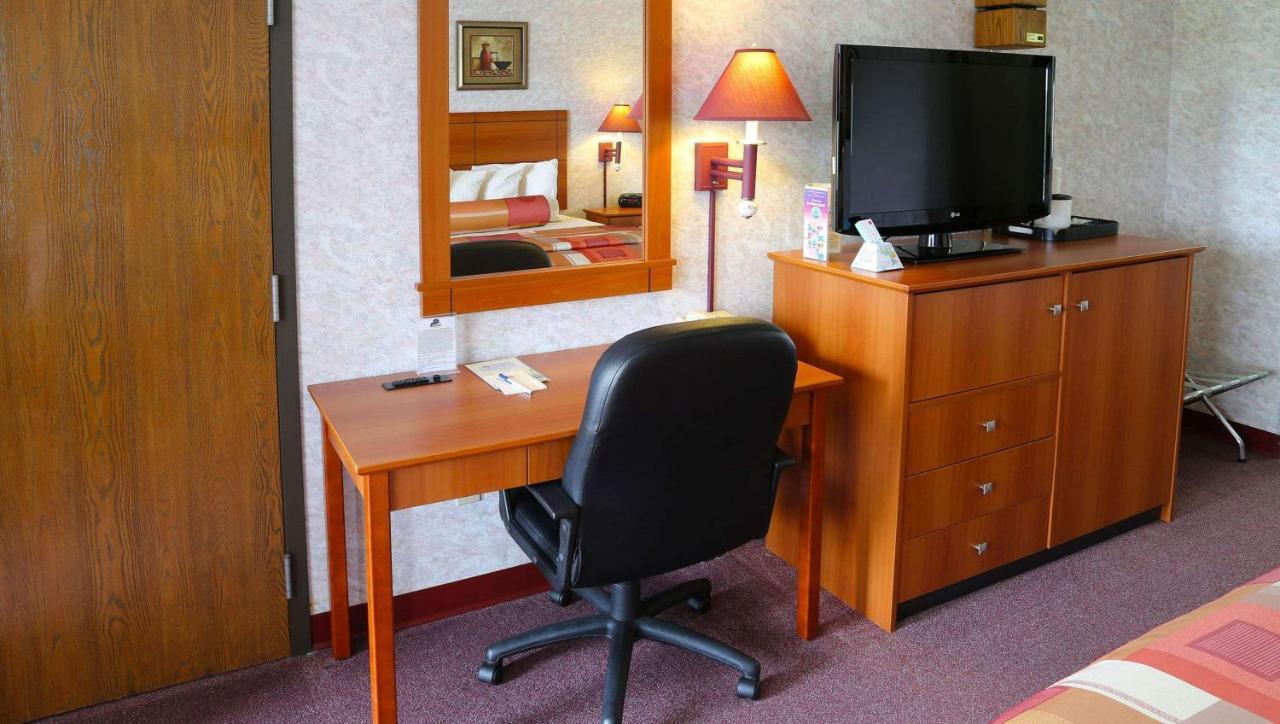 Magnuson Hotel Howell/Brighton Esterno foto