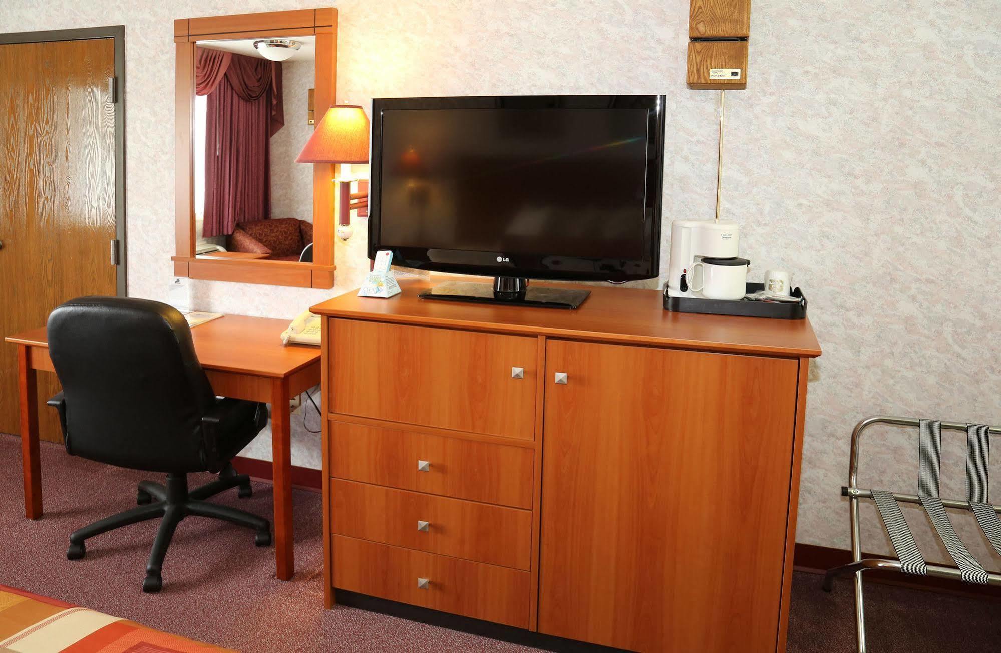 Magnuson Hotel Howell/Brighton Esterno foto